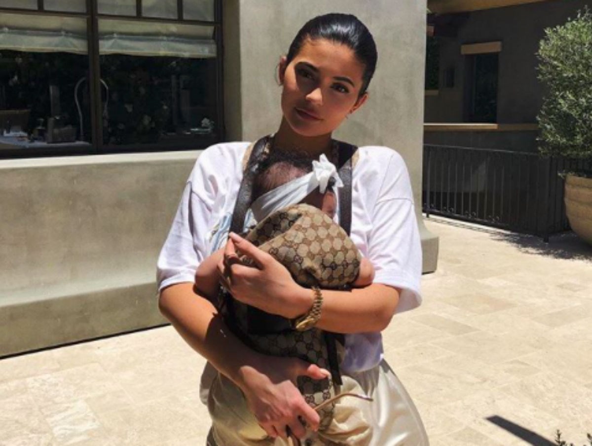 Fanovi poludjeli na Kylie Jenner jer je petomjesečnoj Stormi probušila uši